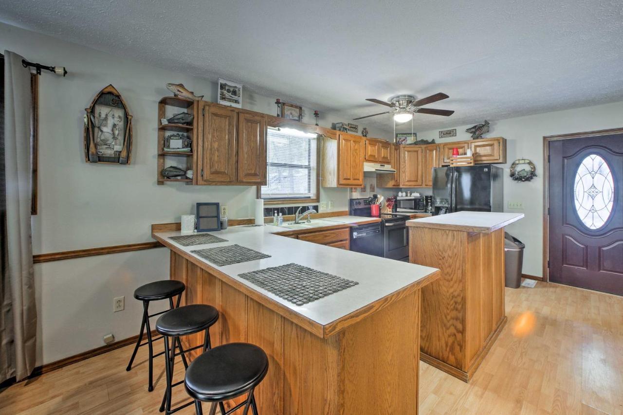 Lakefront Table Rock Home With Fire Pit! Golden Екстериор снимка