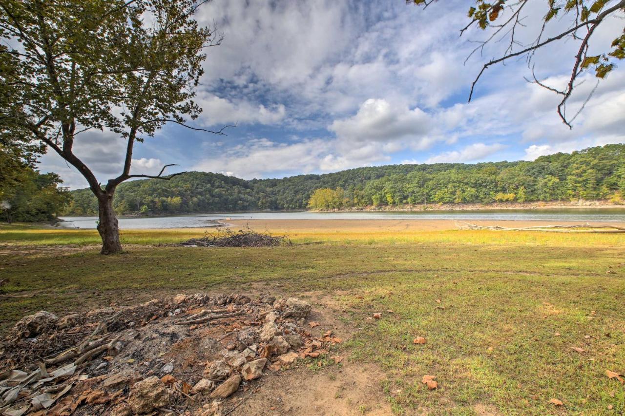 Lakefront Table Rock Home With Fire Pit! Golden Екстериор снимка